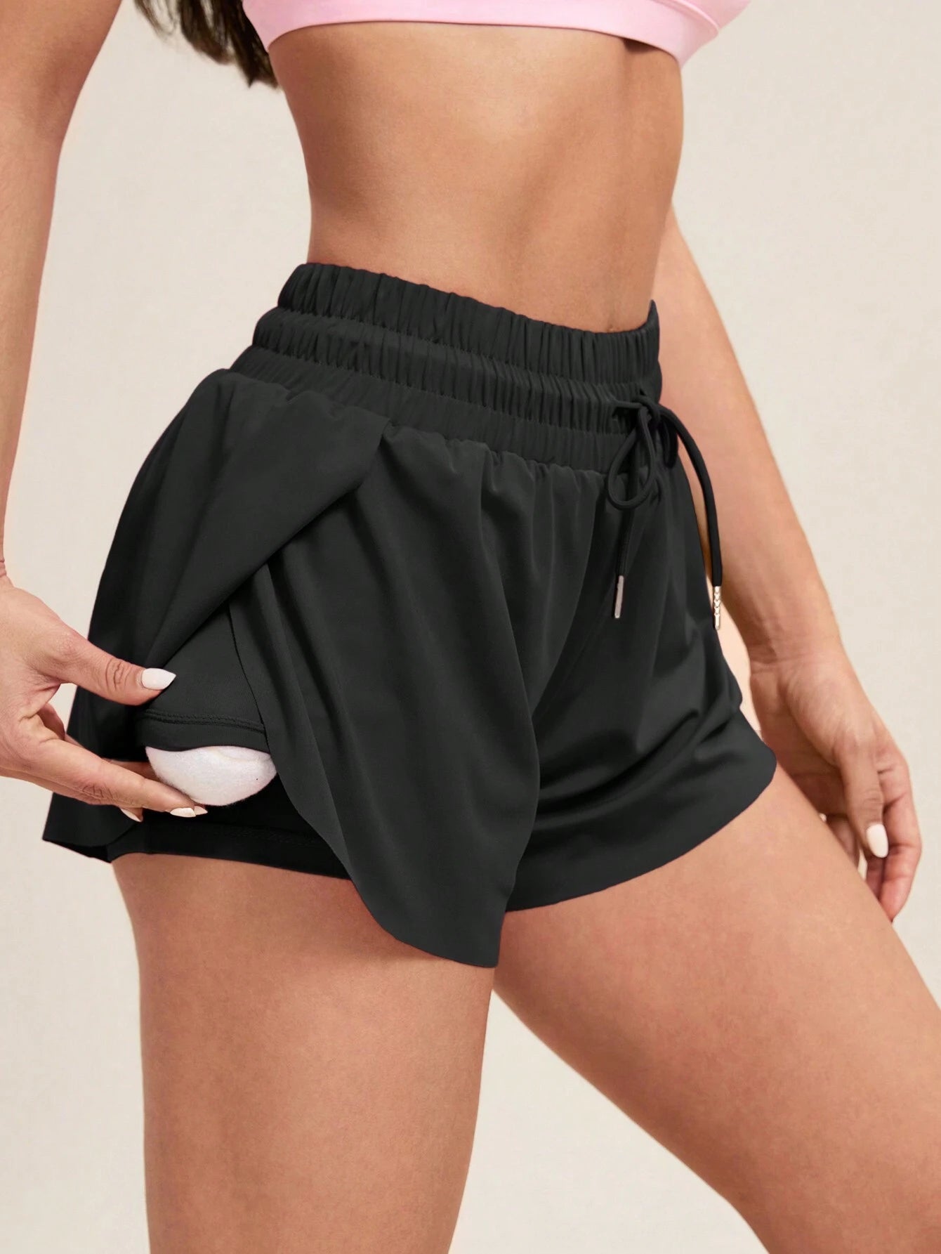 Lockere Sport-Shorts mit Taschen und Bindeband