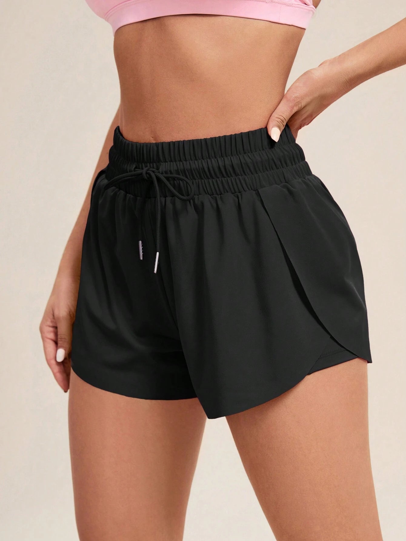 Lockere Sport-Shorts mit Taschen und Bindeband