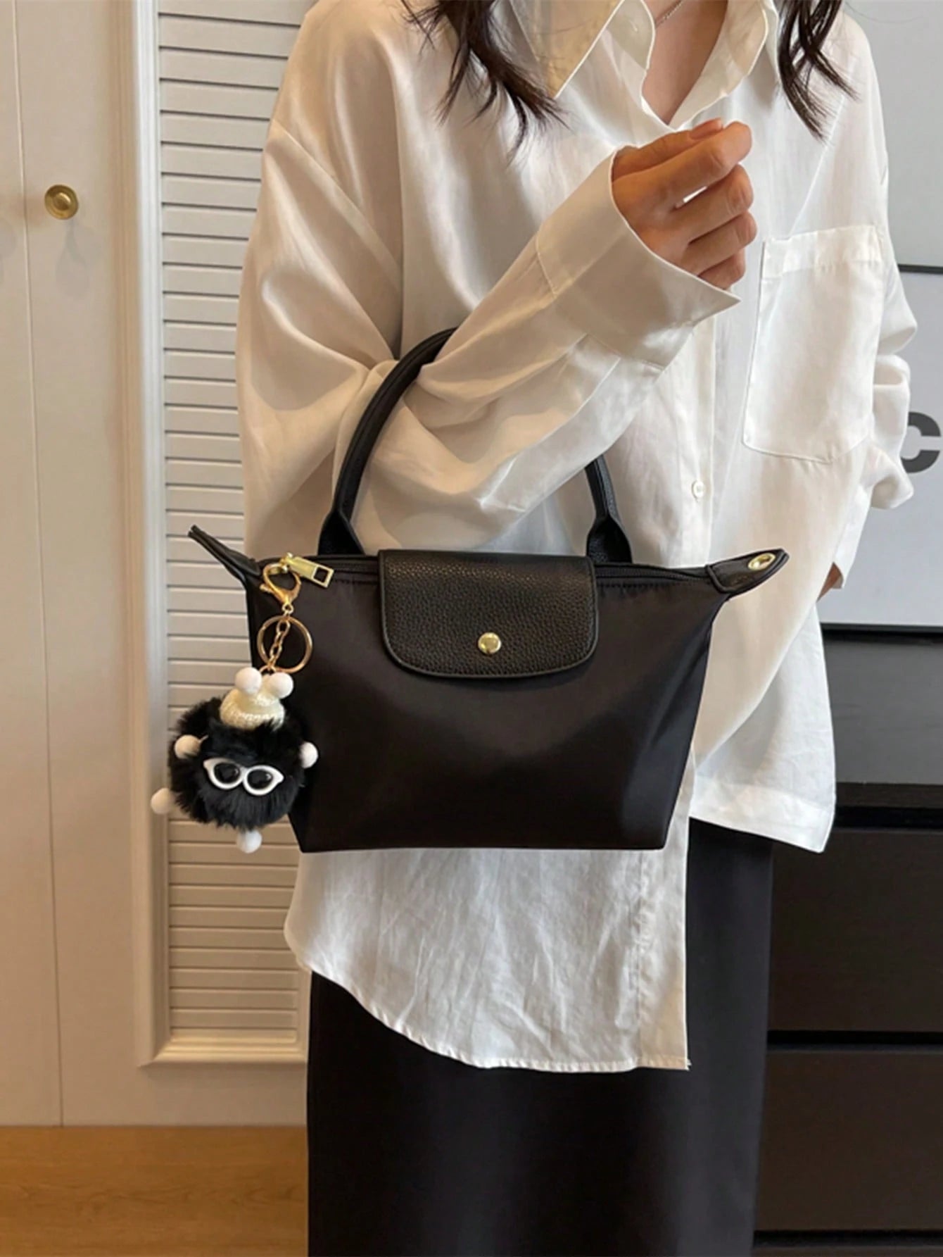 Im Winter, die neue Mini-Handtasche mit Kontrastfarbdesign, nylon-wasserfestem Gewebe Umhängetasche, quadratische Tasche und Gemüsekorbtasche, geeignet für den Weg zur Arbeit, Partys und UrlaubsDating. Größe: Länge: 19cm * Breite: 6cm * Höhe: 10cm