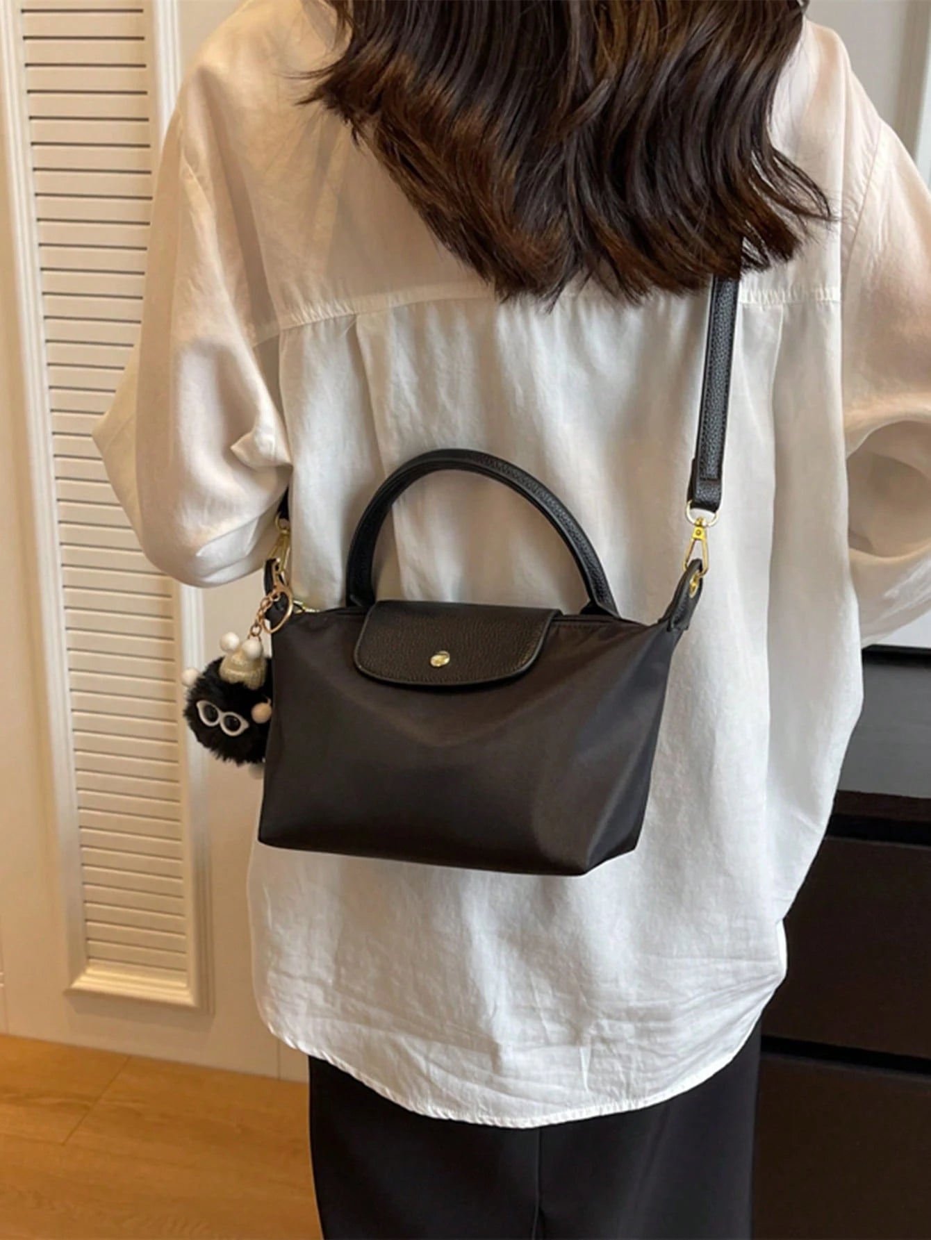 Im Winter, die neue Mini-Handtasche mit Kontrastfarbdesign, nylon-wasserfestem Gewebe Umhängetasche, quadratische Tasche und Gemüsekorbtasche, geeignet für den Weg zur Arbeit, Partys und UrlaubsDating. Größe: Länge: 19cm * Breite: 6cm * Höhe: 10cm