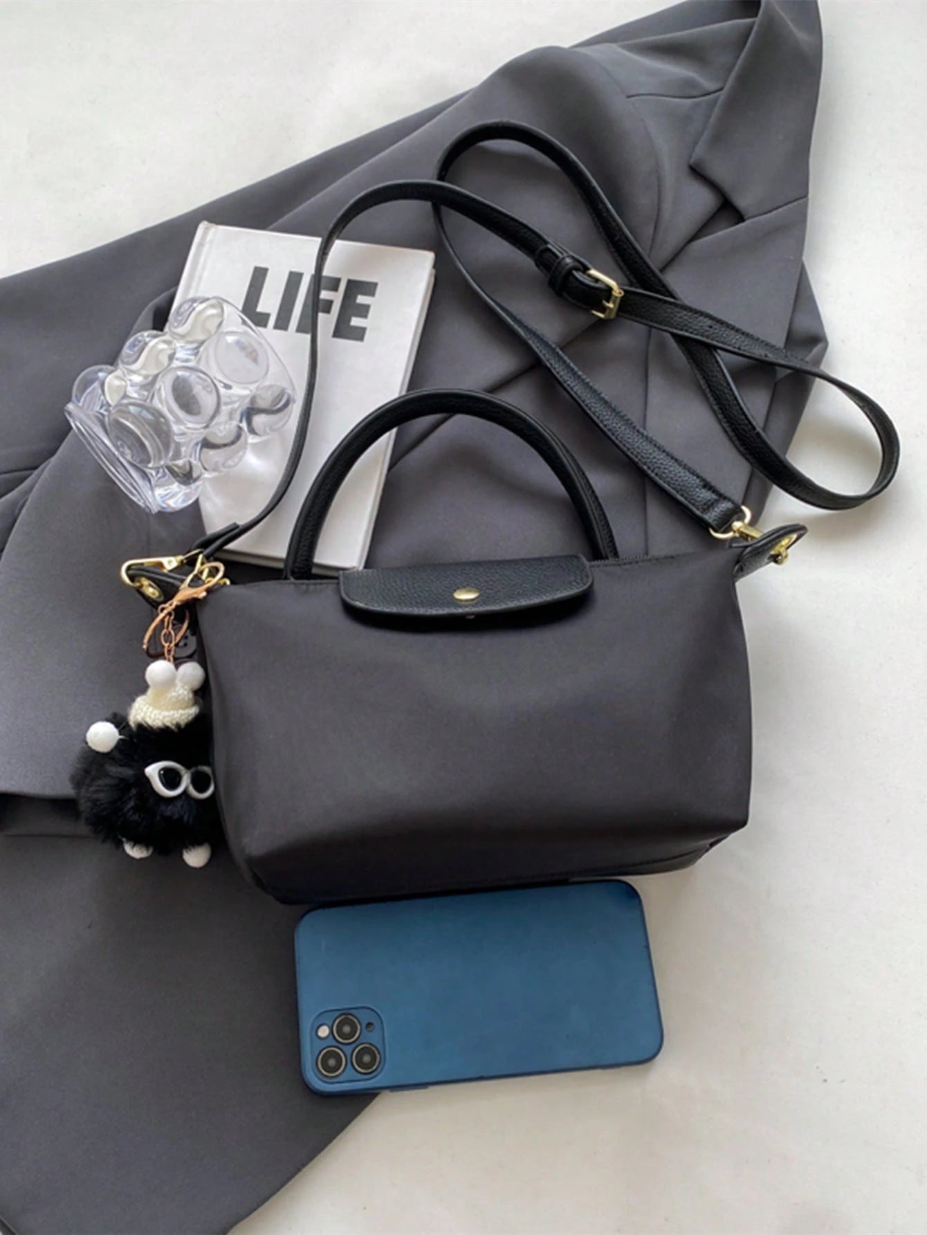 Im Winter, die neue Mini-Handtasche mit Kontrastfarbdesign, nylon-wasserfestem Gewebe Umhängetasche, quadratische Tasche und Gemüsekorbtasche, geeignet für den Weg zur Arbeit, Partys und UrlaubsDating. Größe: Länge: 19cm * Breite: 6cm * Höhe: 10cm