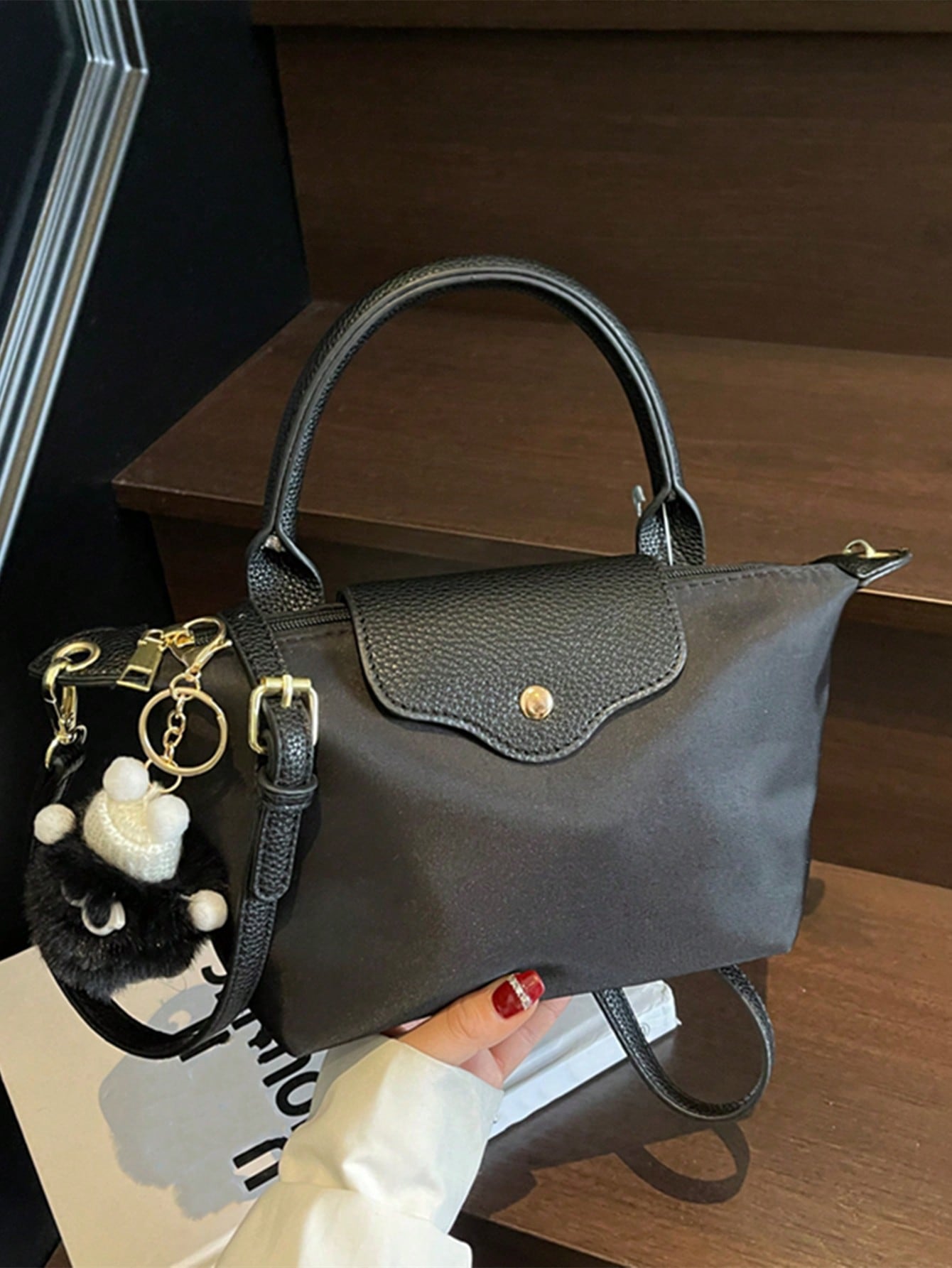 Im Winter, die neue Mini-Handtasche mit Kontrastfarbdesign, nylon-wasserfestem Gewebe Umhängetasche, quadratische Tasche und Gemüsekorbtasche, geeignet für den Weg zur Arbeit, Partys und UrlaubsDating. Größe: Länge: 19cm * Breite: 6cm * Höhe: 10cm